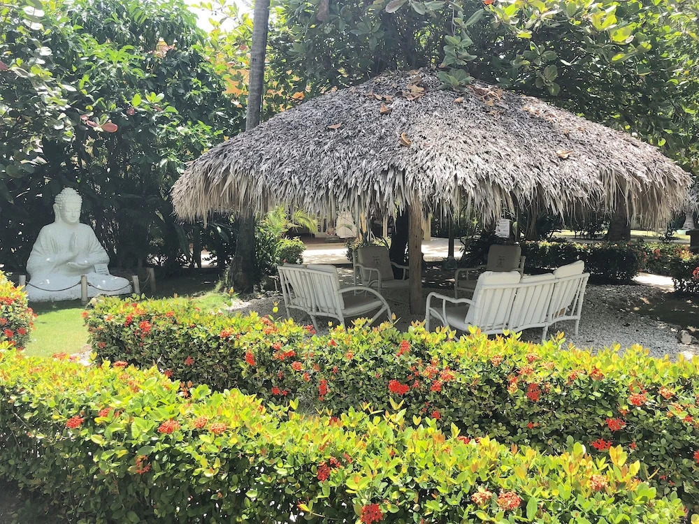 Las Terrazas VIP Pool Beach Club & Spa