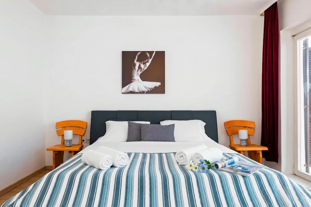 Spacious 2 Bedroom Apartment With Balcony