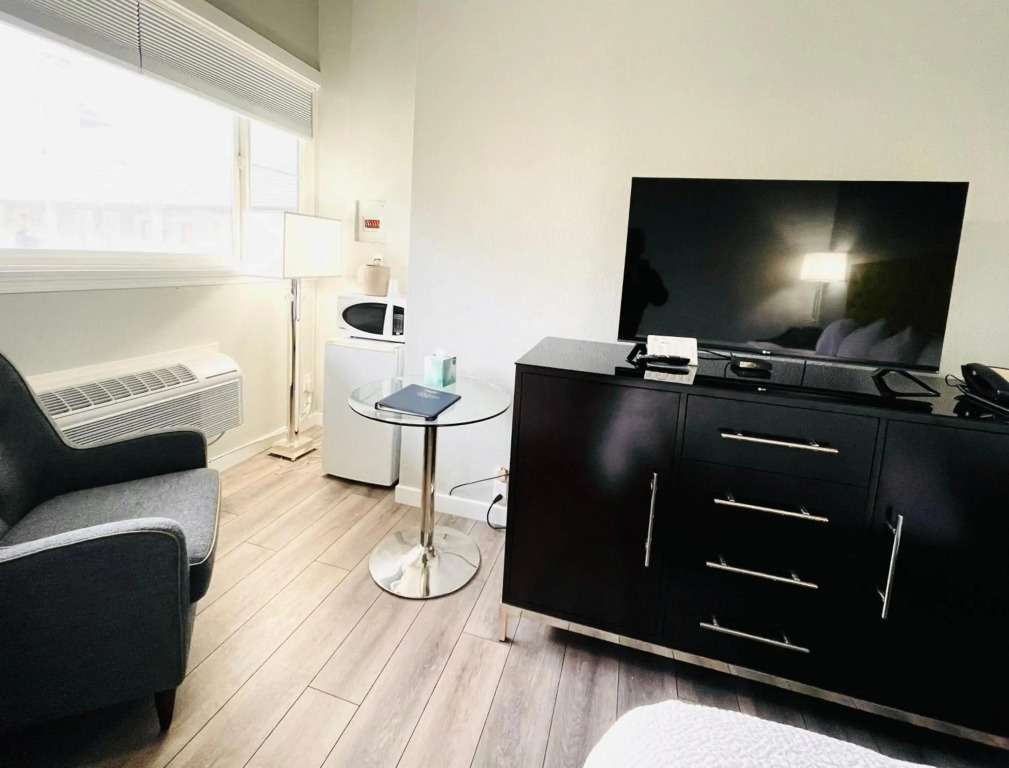 Tides Inn & Suites