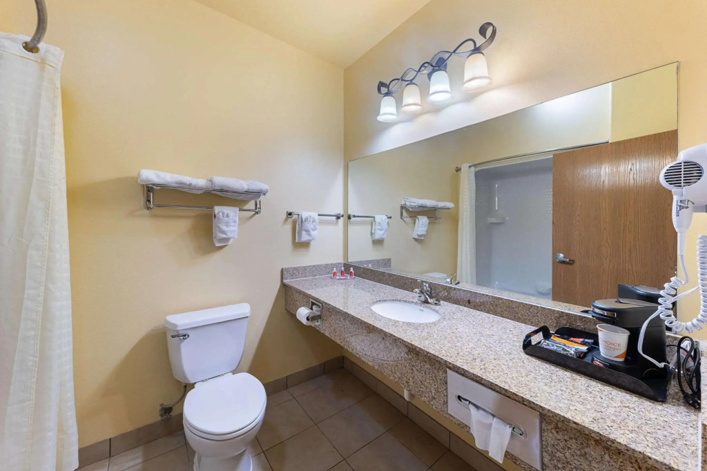 Econo Lodge Inn & Suites Bridgeport