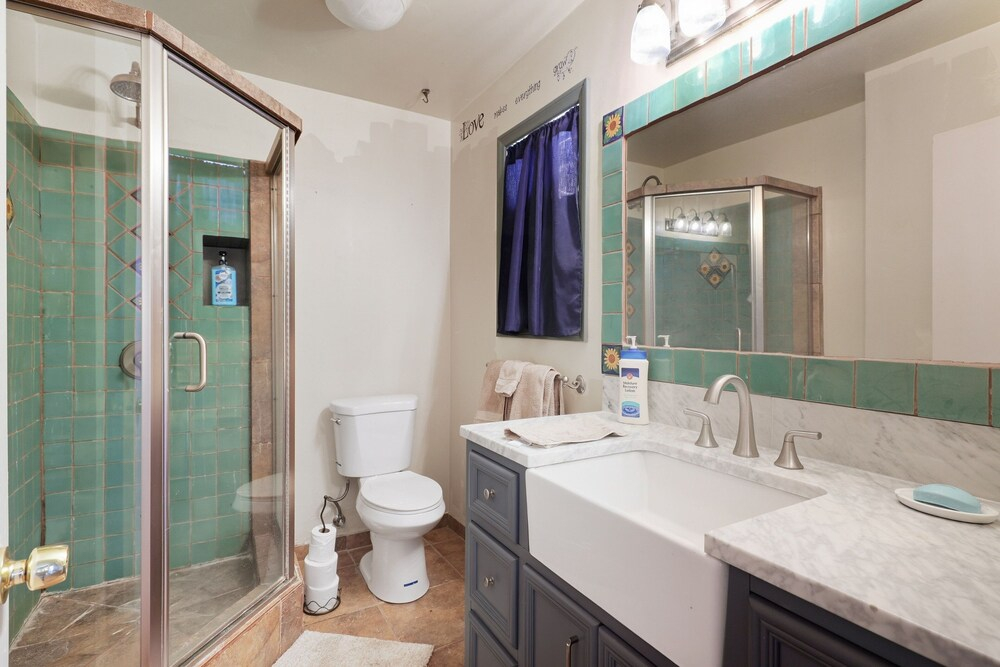 Desert Paradise: Walk to Pappy's - EV and Sleeps 8