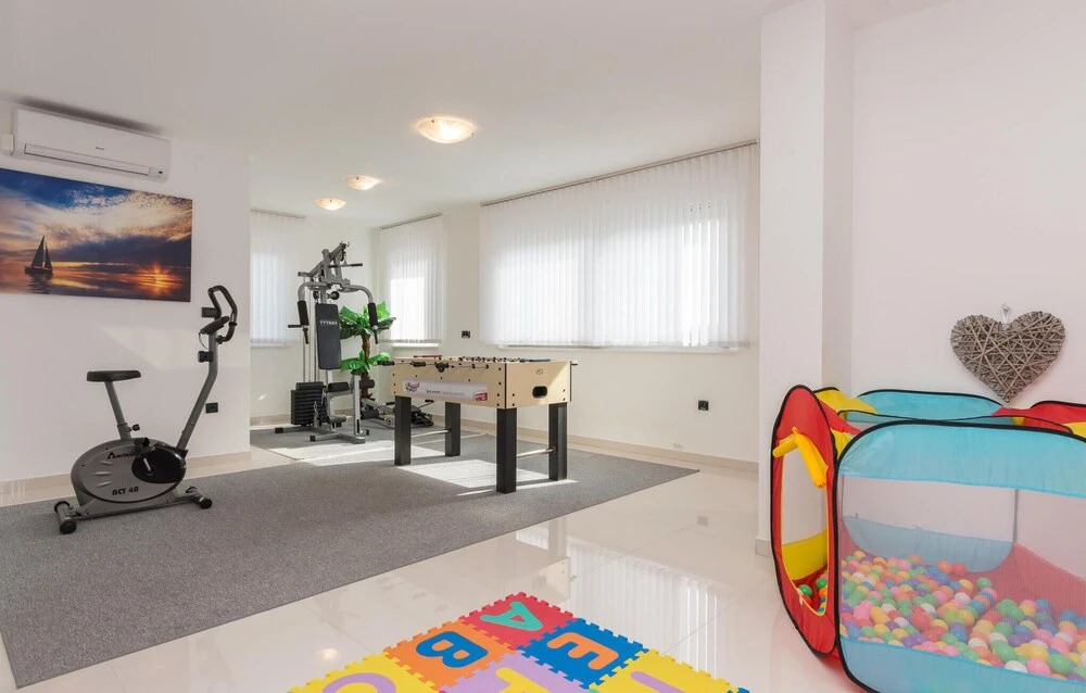 Beautiful Home in Zaton With Wifi and 6 Bedrooms