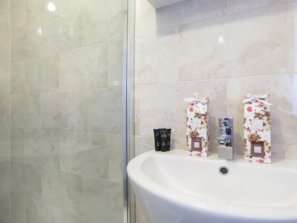 Tudors eSuites 4 Bedroom House with Garden & 9 Beds