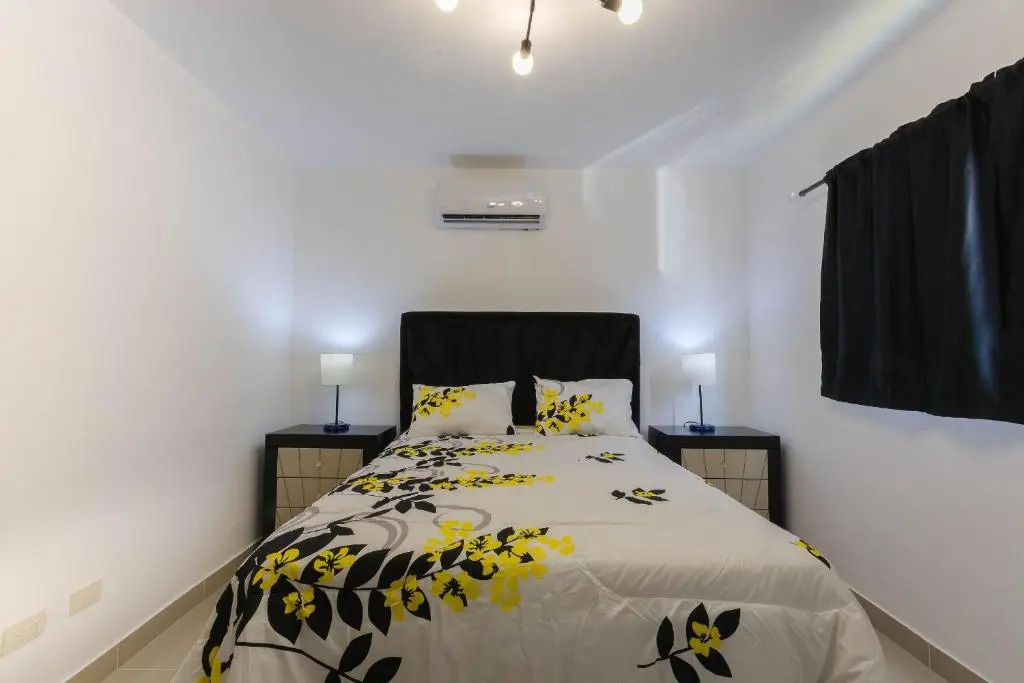 Moderno Apt W / aparcamiento gratuito y AC en todos los 3brs