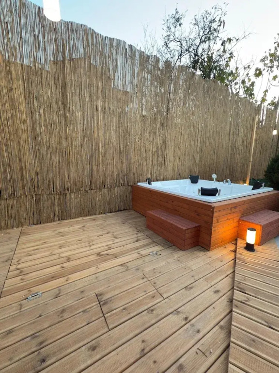 Yeşil Panjurlu Villa Otel