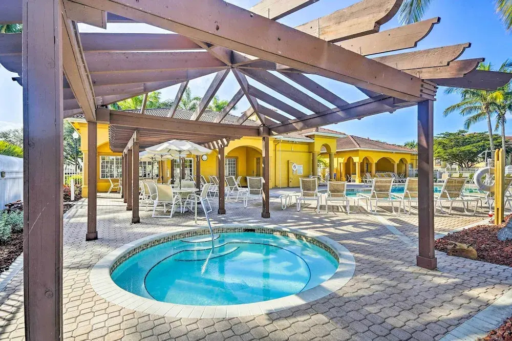 Airy Fort Myers Condo ~ 4 Mi to Beach!