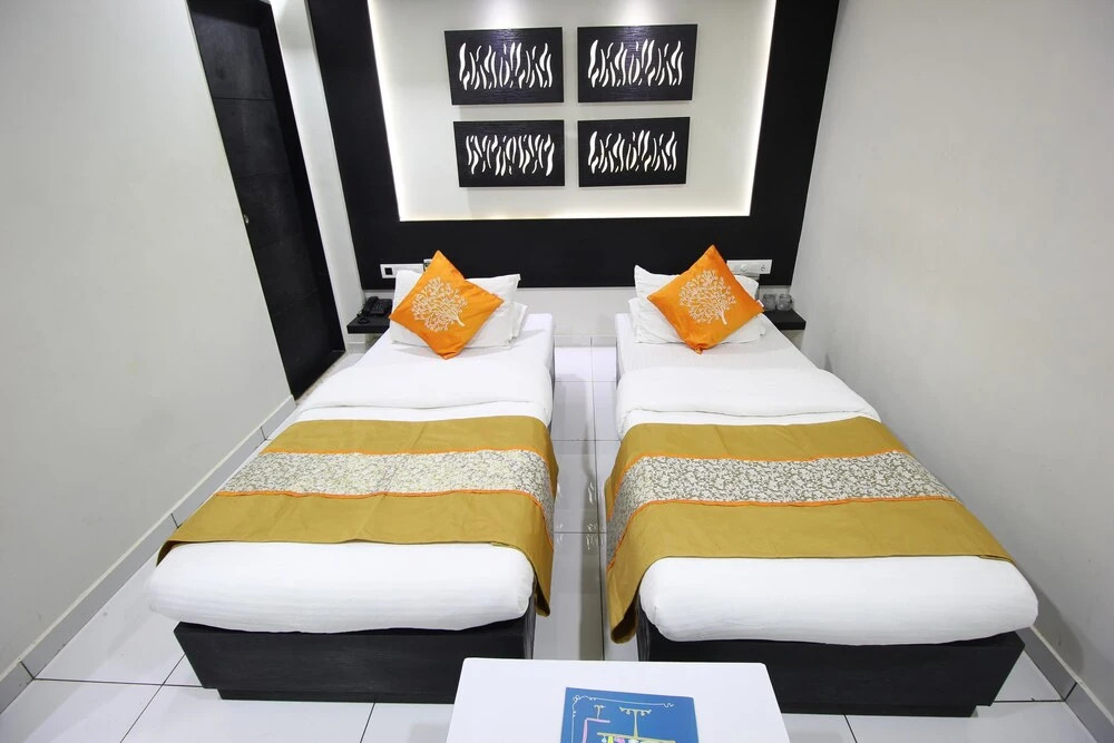 OYO 1319 Hotel Paramount Inn