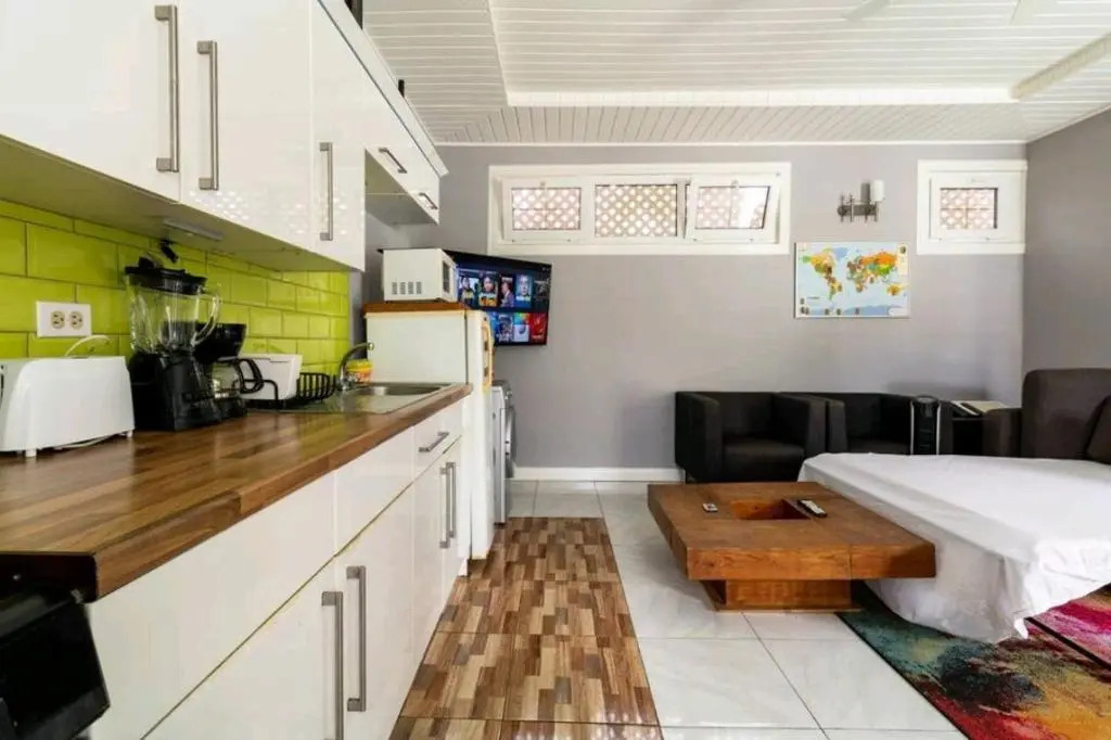 Sleek 4PPL apartment, Pool, Parking, Gated, CCTV & Wifi