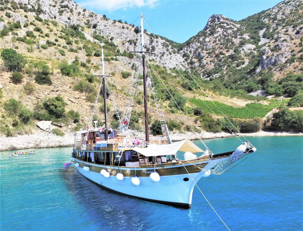 Rhythm Floating Hostel - Zadar