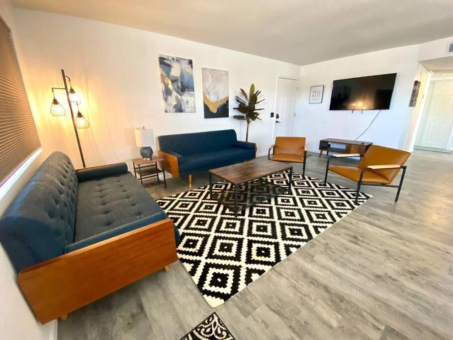Modern Lakehouse Compound, boat parking, sleeps 16