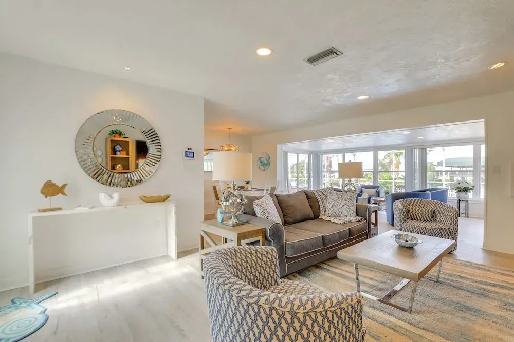Canal-front Haven: Pool, Dock & Lanai in Palmetto