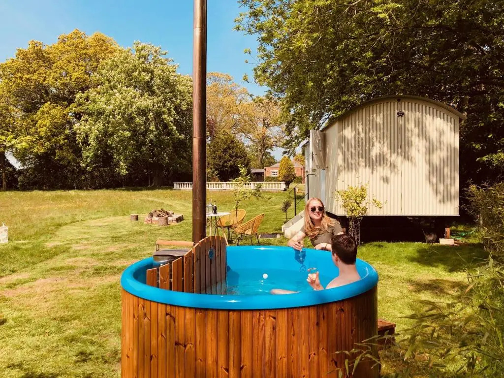 Somerleyton Meadows - The Hideaway Hut & Hot Tub