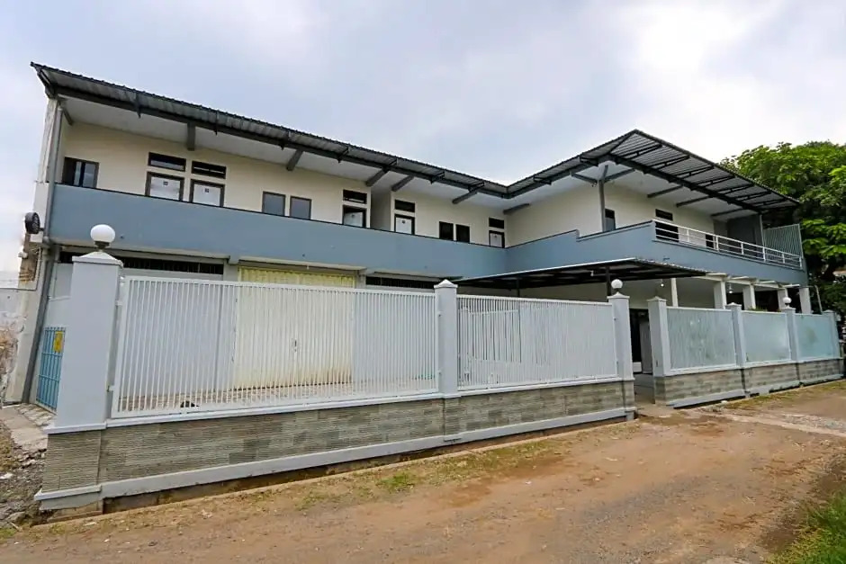 OYO Living 3187 Kost Putri Bu Chris