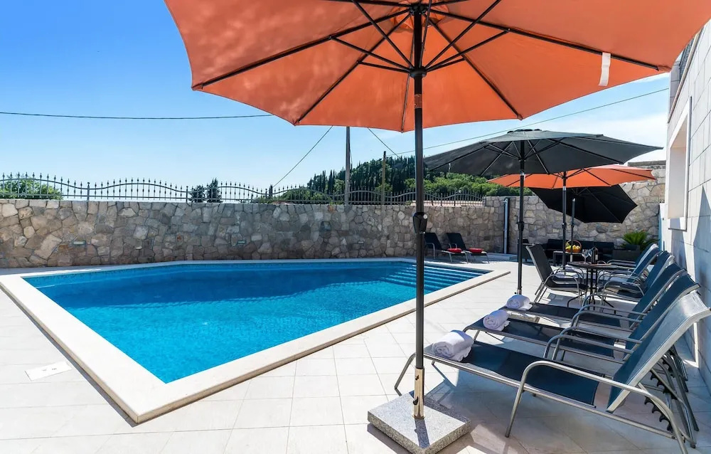 Stunning Home in Radovcici With Wifi and 4 Bedrooms
