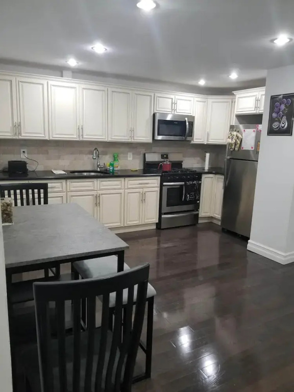 2 Bed Rooms Shared Brooklyn Apartment