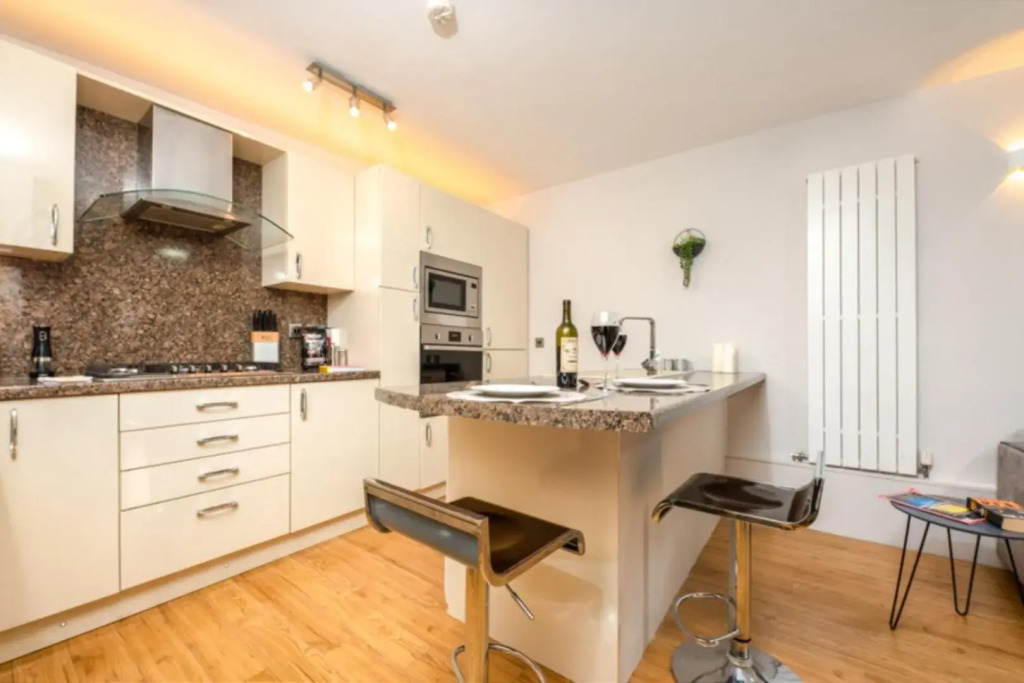 The Coach House Roath - Short Let Cardiff - DYZYN Living - Albany Road