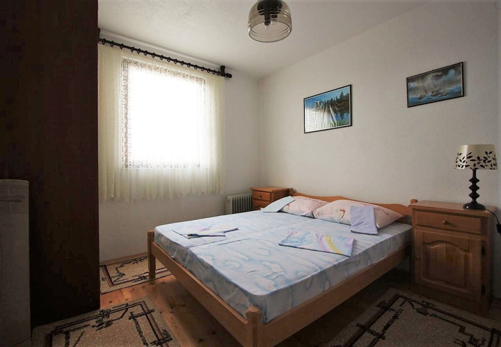 Apartment Šera - 50 m from beach: A2 Pisak, Riviera Omis