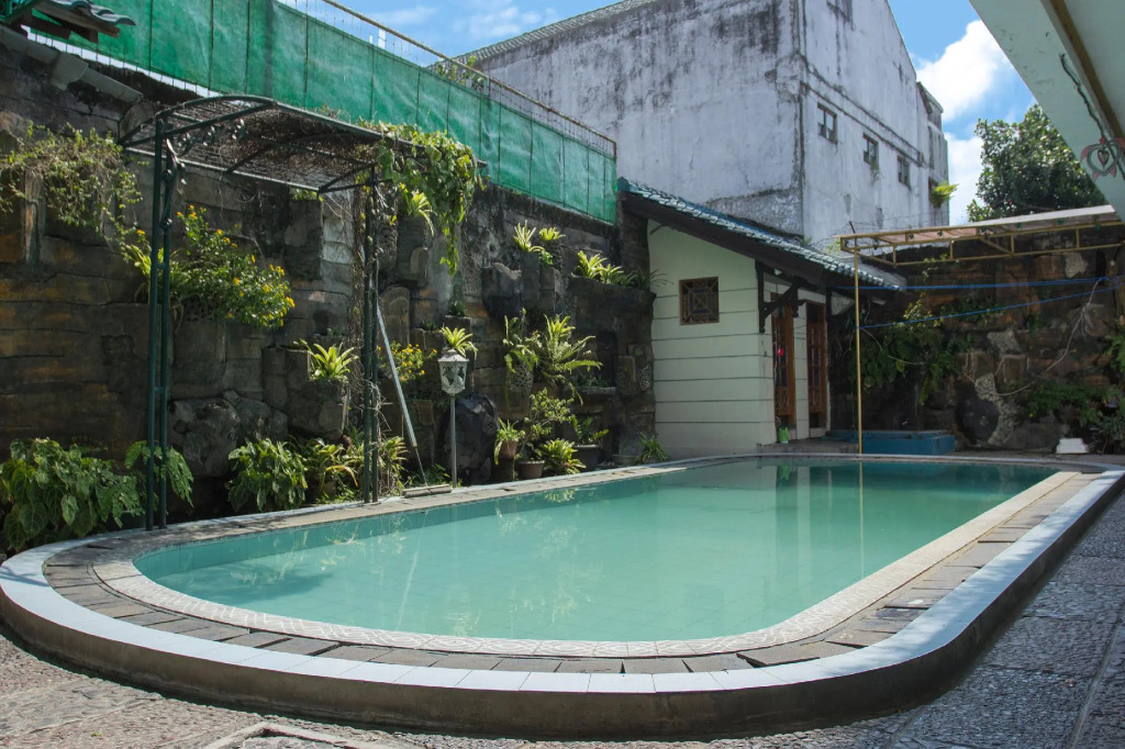 OYO 392 Hotel Mawar Saron