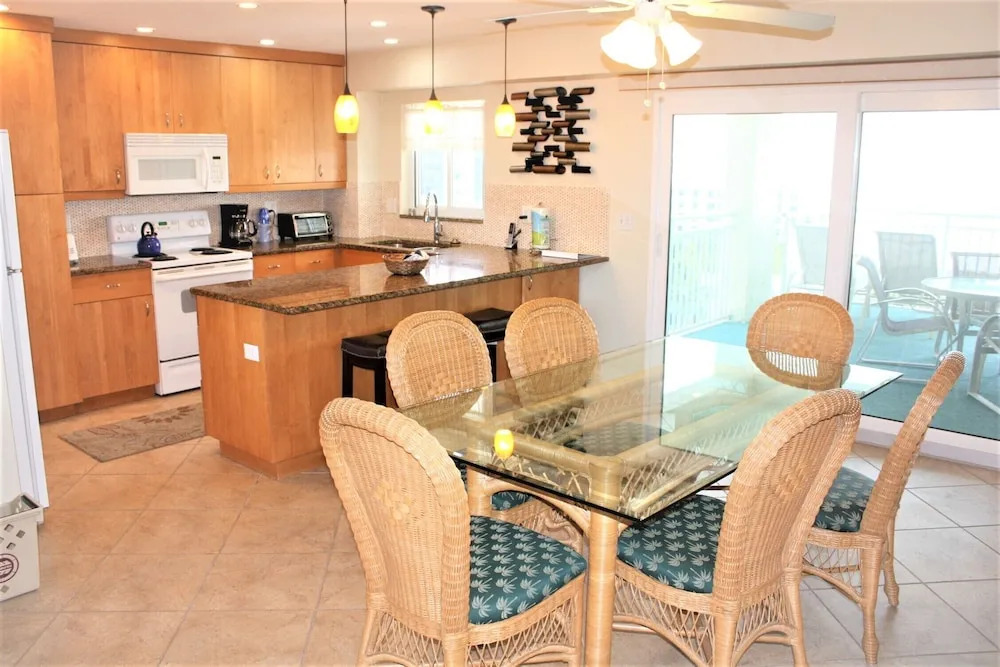 Jamaica Royale - 705 - 2 Br Condo