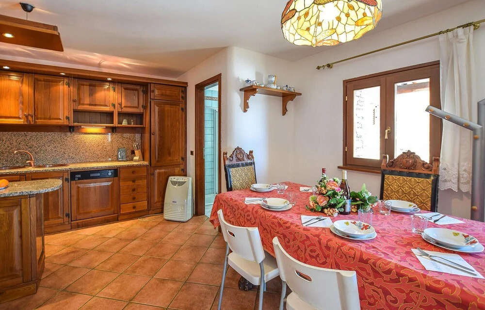 2 Bedroom Stunning Home In Luino