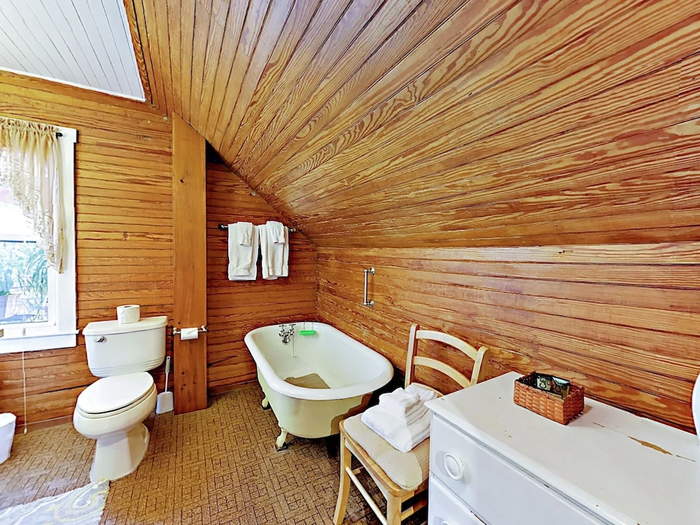 Romantic Crowâ€™s Nest Hideaway 1 Bedroom Apts