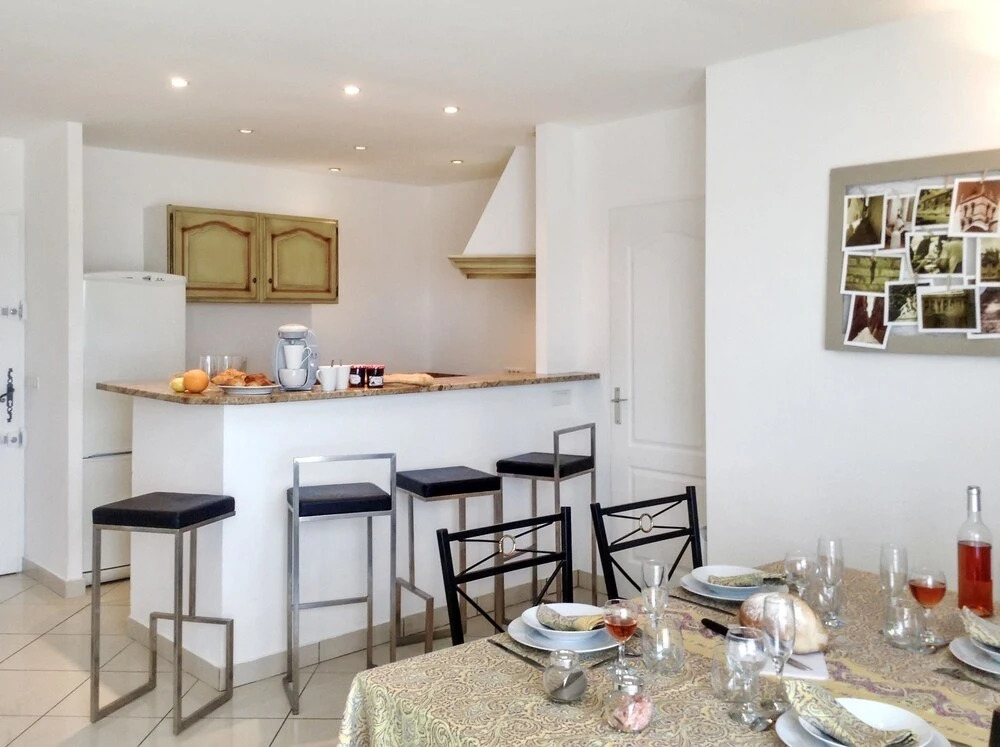 Near Montpellier, Apartment in Le Crès w/ air con & Wifi Minutes to Be