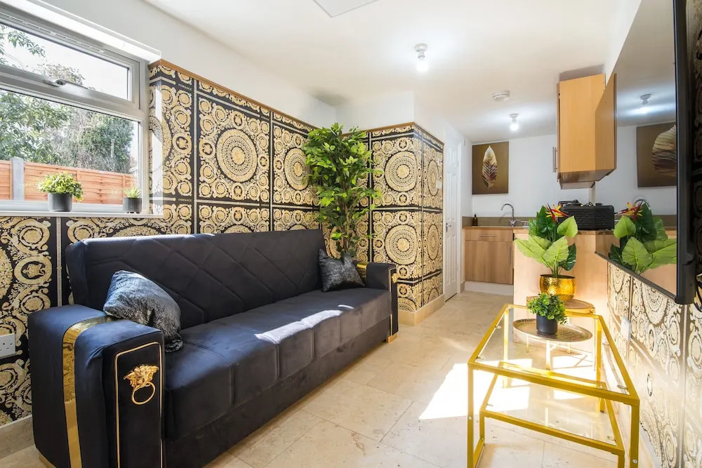 Luxury Versace 2 Bed, Hot Tub, Pool Table, Sky Tv