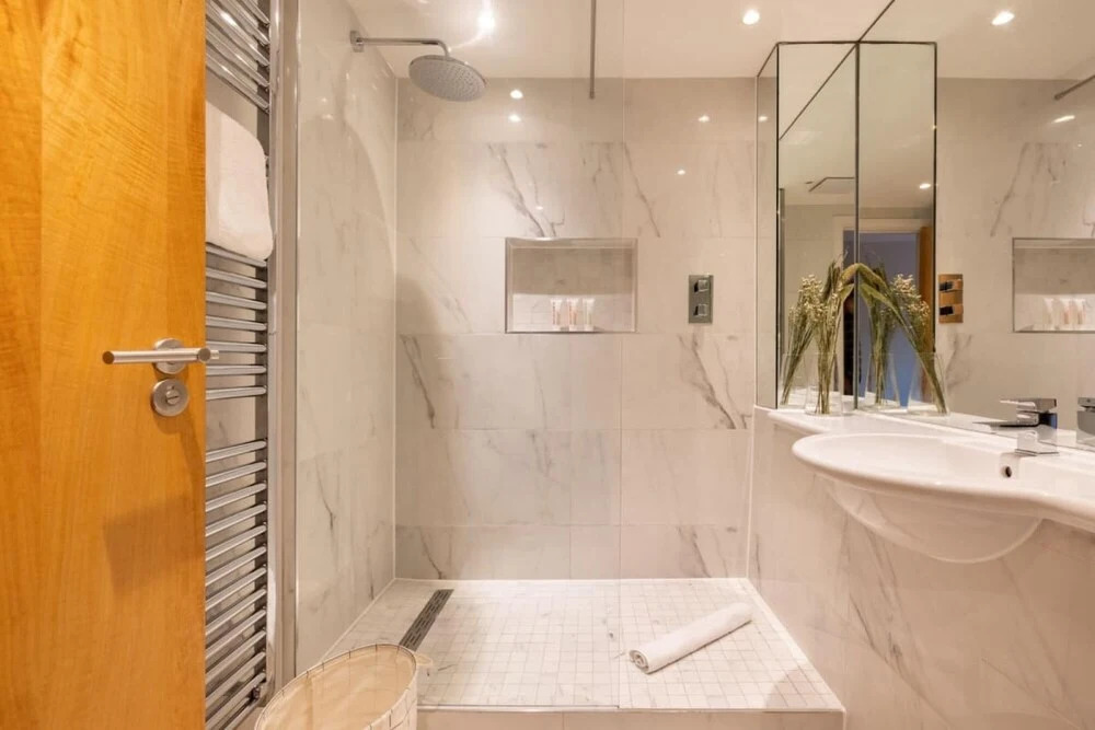 The Crystal Quarters - Modern Bright 2bdr Apartment