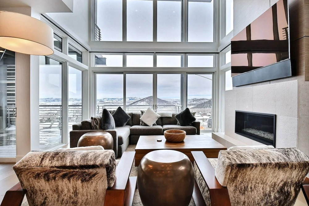 Ski-in/ski-out Elegant 5br/6ba 5 Bedroom Townhouse by Redawning