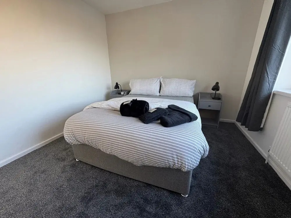Housesleeps5-riverfront-parking-garden-contractors
