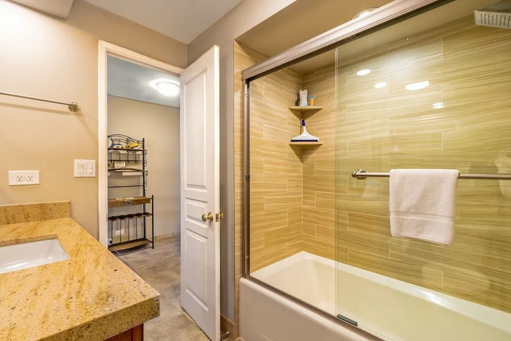Kaleialoha 106 Ocean Front 1bd/1ba 1 Bedroom Condo by RedAwning