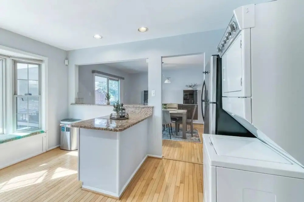 3BR Modern Home w Pool Sunroom National Harbor, Fort Washington