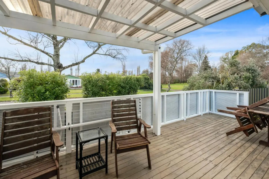 Plum Tree Cottage - Turangi Holiday Home