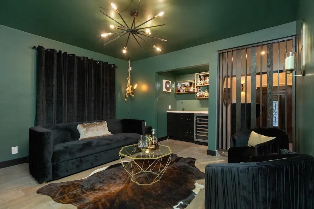 Hidden Valley Pl - 90210 Villa With Canyon Views and a Large Private Backyard