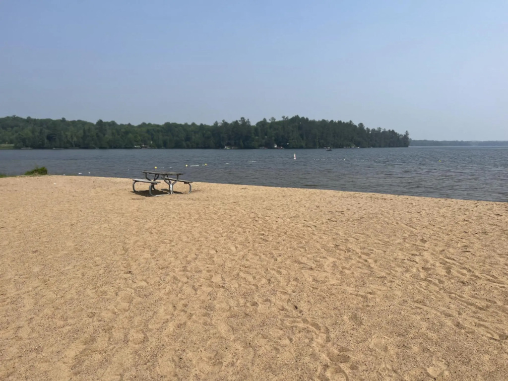 Luxury Cottage overlooking Wollaston Lake-Hot tub