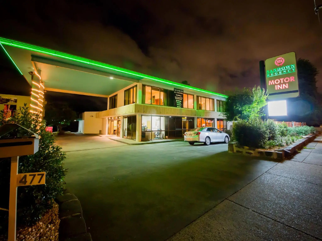 Sandown Regency Hotel & Apartments