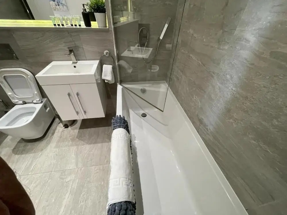 The Ridgmont-st Albans-high Street- Near Luton Airport -train Station-balcony