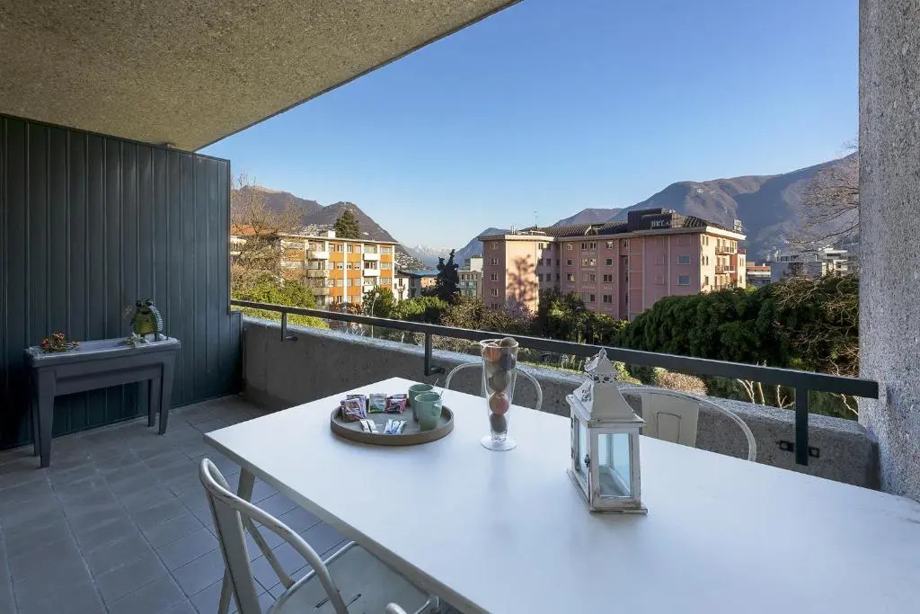 Monolocale con terrazzo vista lago in Via Cassarinetta by LR