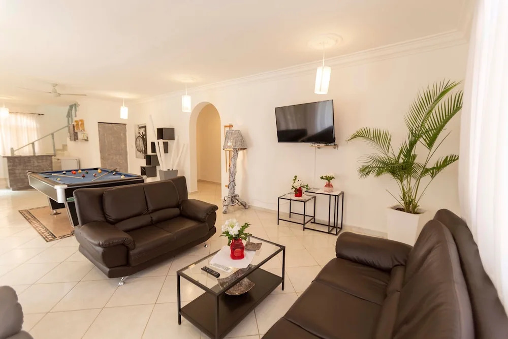 Private 6 Bedroom Villa Great for Parties