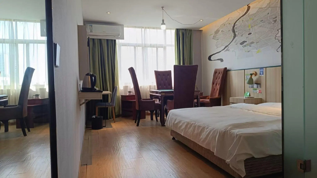 Vatica Hotel Anqing Wuyue Square Bo'ai Hospital