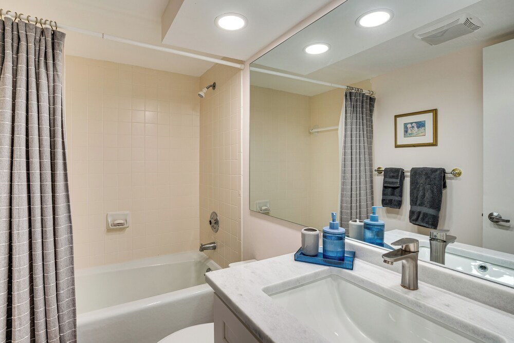 Resort-style Fort Myers Gem: Swim, Golf & Cruise!