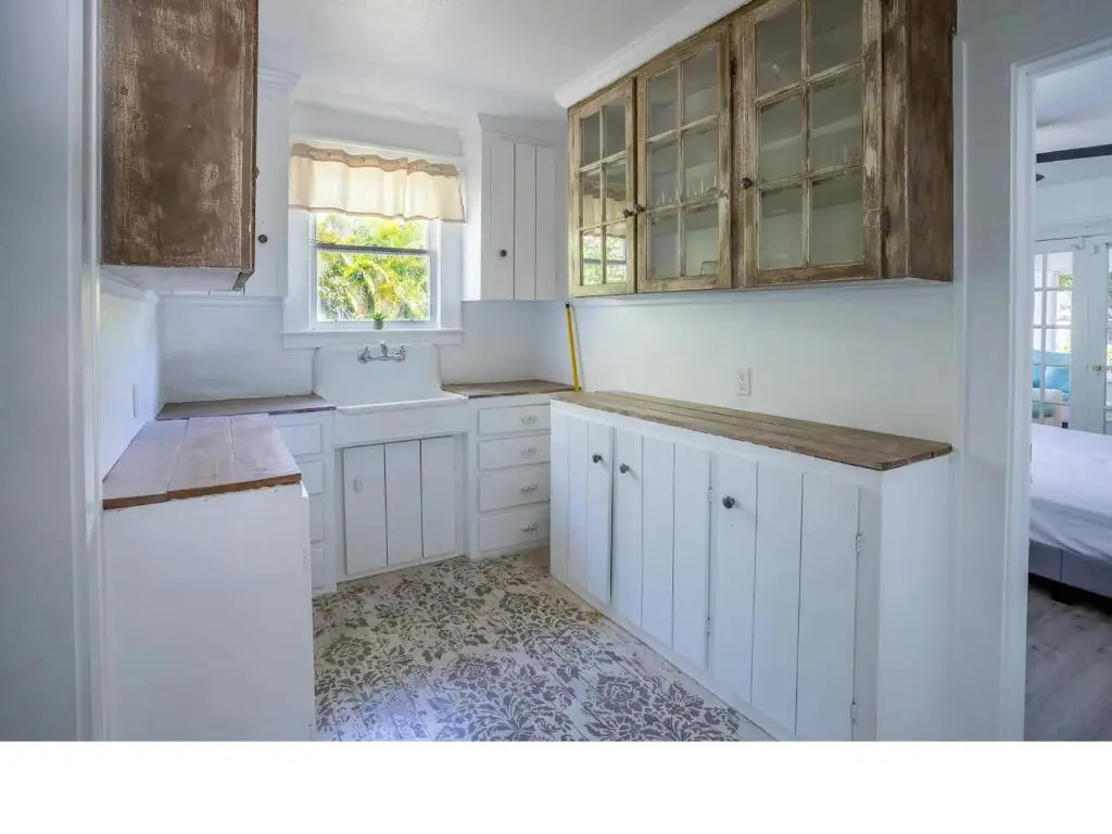 Home blocks from beach on siesta drive with pool Internal name: 617