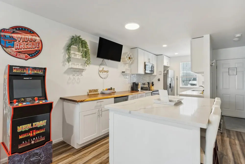 Charming Tacoma Retreat w/ Patio & 2 Fireplaces!