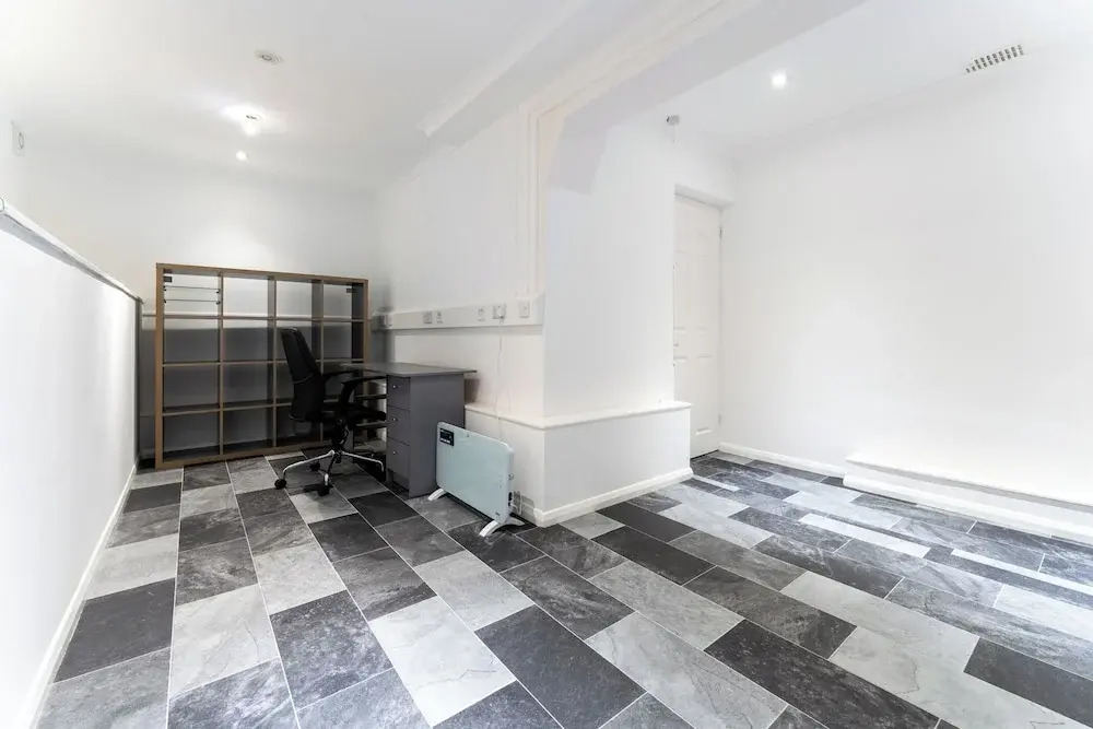 4-bed Home in Purley Near Gatwick Airport London
