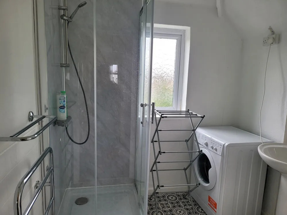 Apartment - Sleeps 2 - Parking - Near Station