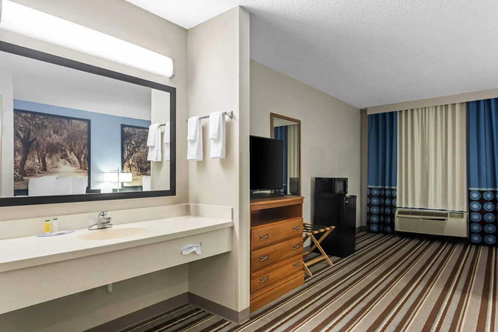 Super 8 by Wyndham Valdosta GA I-75