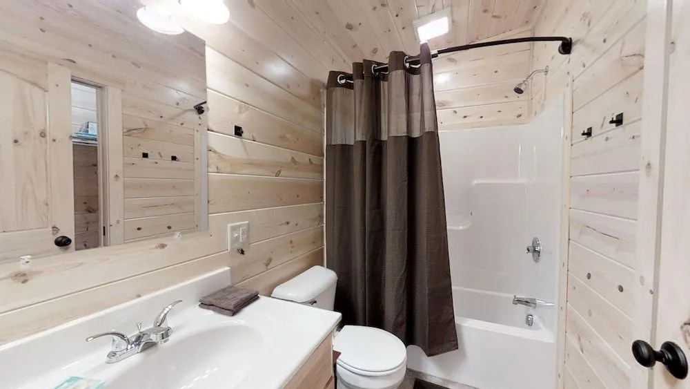 Foxes' Den Cabin with Private Hot Tub and Arcade Game by RedAwning