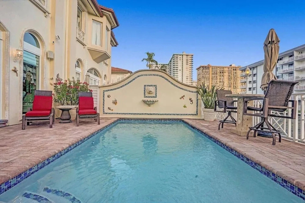 518 Massive Waterfront Home With Pool