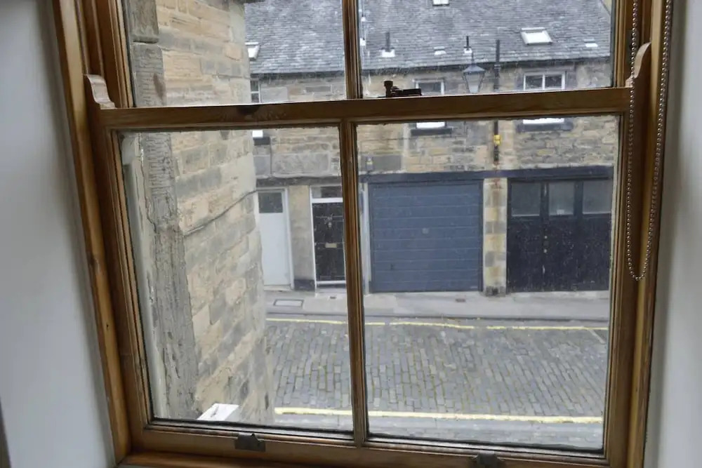 2 Bedroom Edinburgh Flat on Quiet Cobbled Street