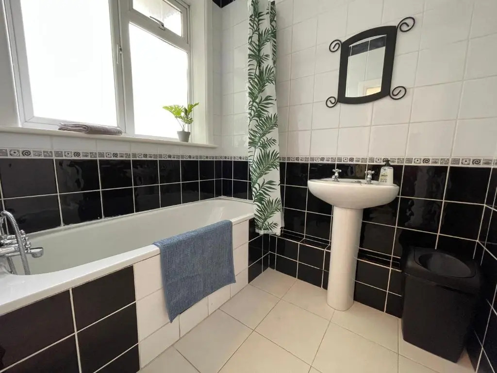 Bournemouth 3 Bedroom - Parking